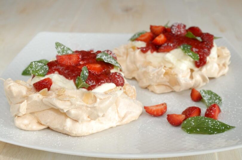 Pavlova maasika-rabarberikastmega