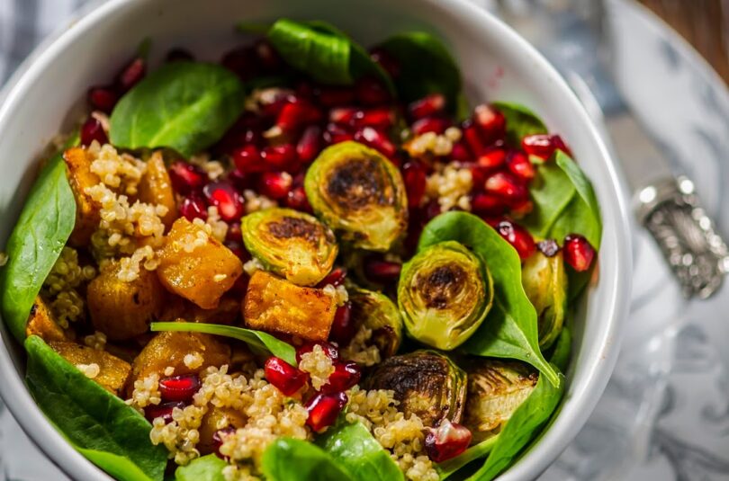 Salat ahjubataadi, kinoa, spinati ja granaatõunaseemnetega