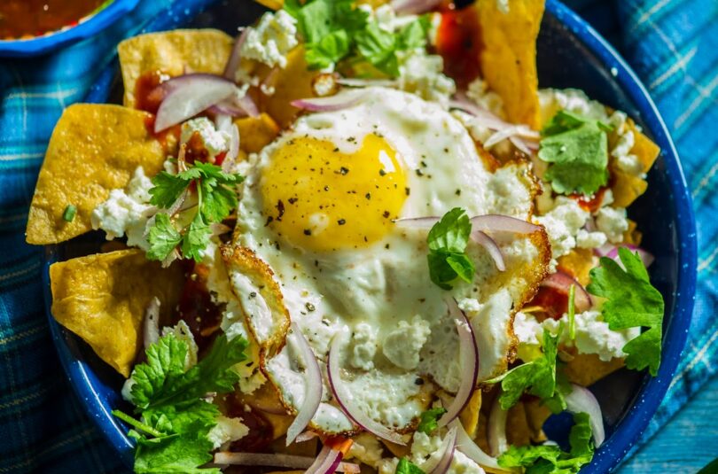 Hommikusöök Mehhiko moel. Chilaquiles ehk tortillakrõpsud muna ja rohelise kastmega