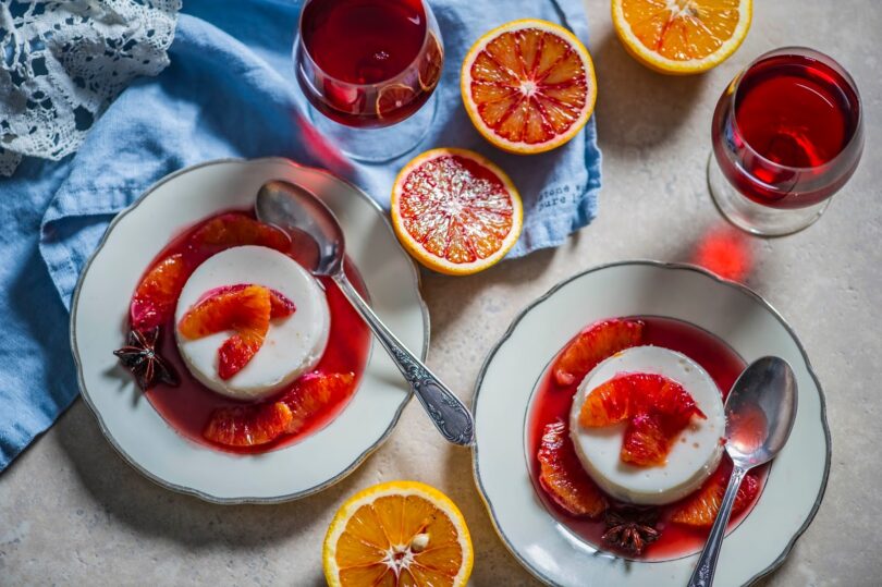 Kookose ja valge šokolaadi panna cotta veriapelsini ja tähtaniisi kastmega