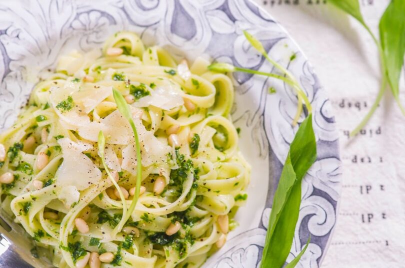 Pappardelled karulaugu-oliiviõlikastme, parmesani ja piiniaseemnetega