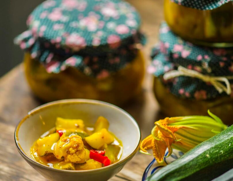 Vürtsikas suvikõrvitsahoidis Piccalilli salati ainetel