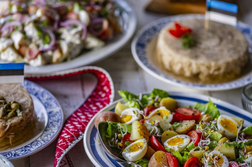 Pidulauale. Toekas kartulisalat krõbeda peekoniga ja värske salat vutimunadega