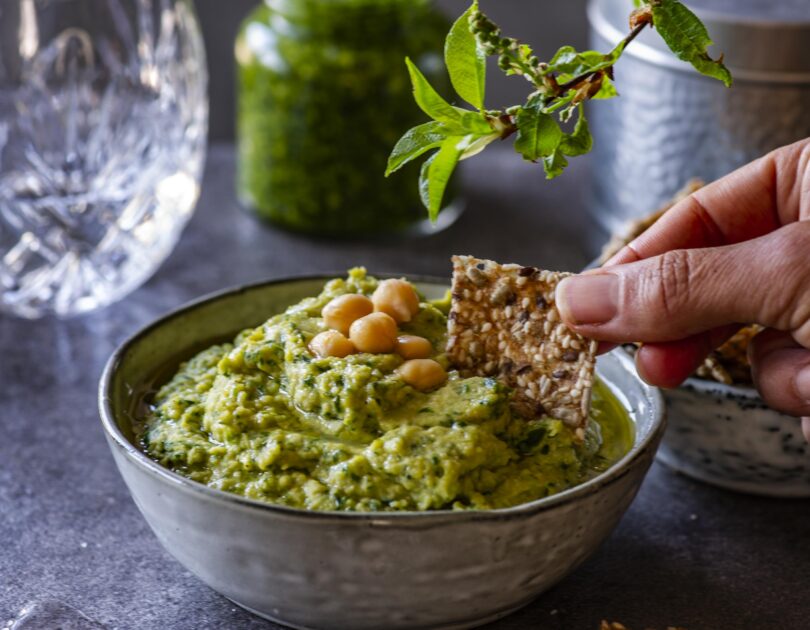 Karulauguhummus ja külm kodujuustukaste karulauguga