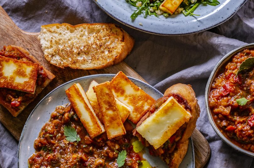 Praetud juust kahel moel. baklažaani-tomatihautisega ja kinoa-päikesekuivatatud tomatiga salatis