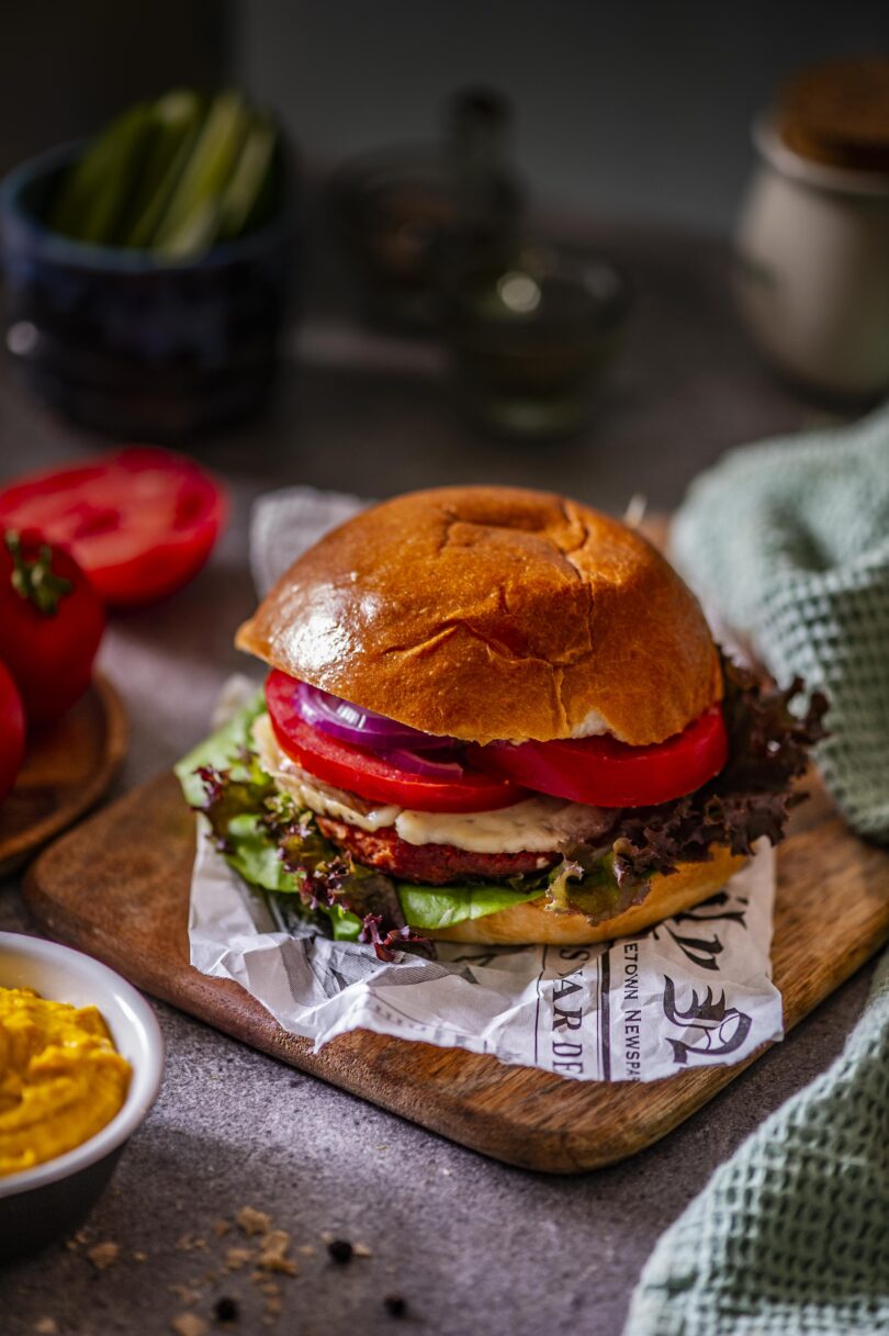 Toekas hamburger taimse pihvi ja hummusega