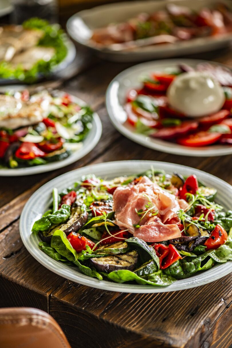 Mõnus grillitud köögiviljadega salat SErrano singi või kalkunifileega. tomatisalat burrataga