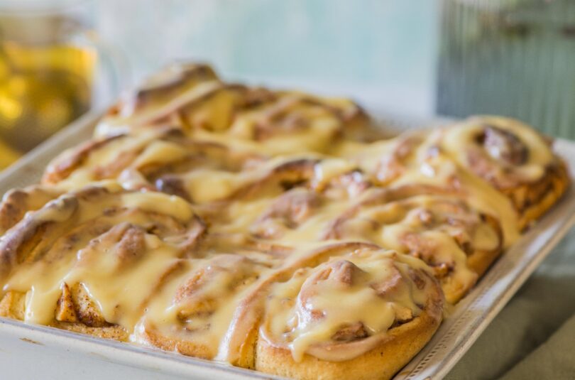 koos küpsenud Õuna-kaneelirullid toorjuustukattega ehk cinnabons