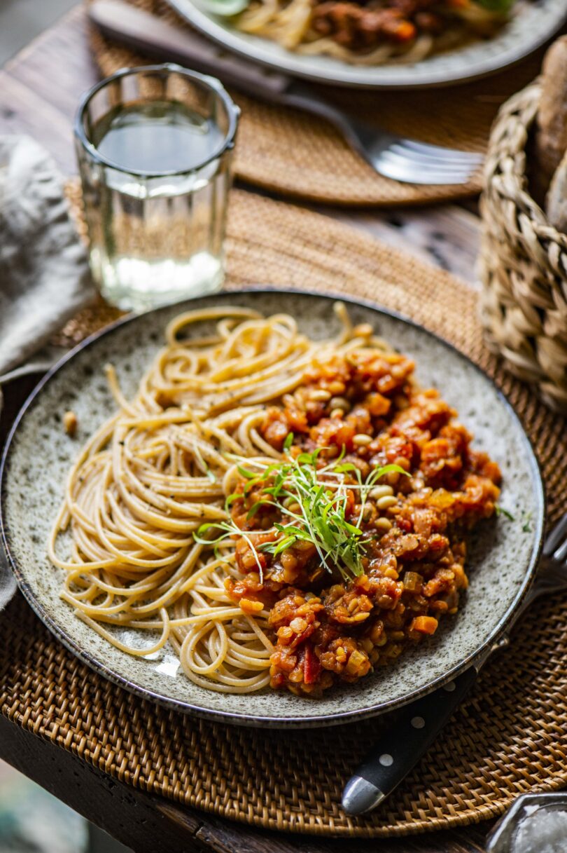 Kaks bolognese kastet. Klassikaline ja veiselihaga ning täistaimne