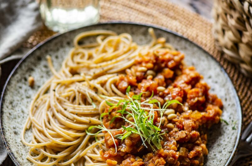 Kaks bolognese kastet. Klassikaline ja veiselihaga ning täistaimne