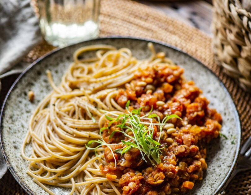 Kaks bolognese kastet. Klassikaline ja veiselihaga ning täistaimne