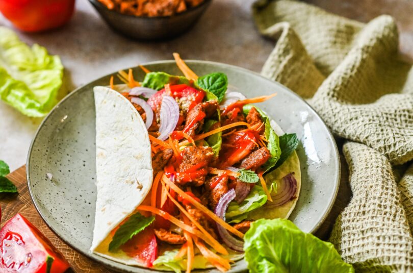 Taimse “kebabi” ja köögiviljadega täidetud tortilla ning mehhikopärane taimne salat