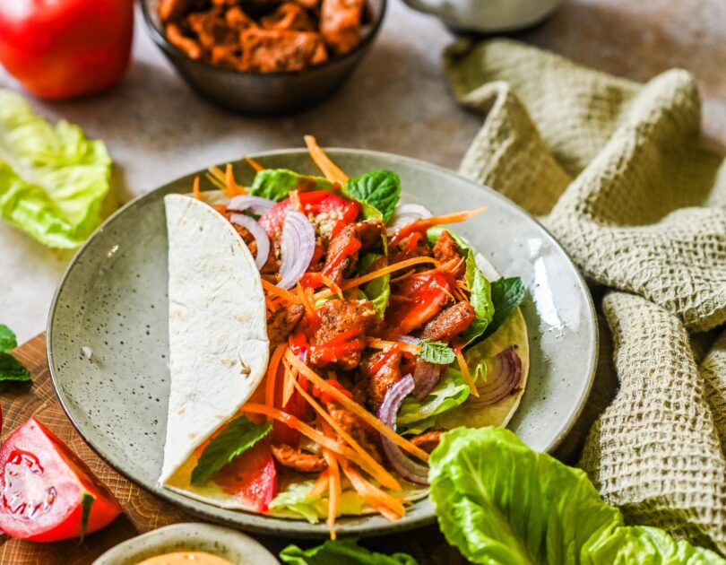 Taimse “kebabi” ja köögiviljadega täidetud tortilla ning mehhikopärane taimne salat