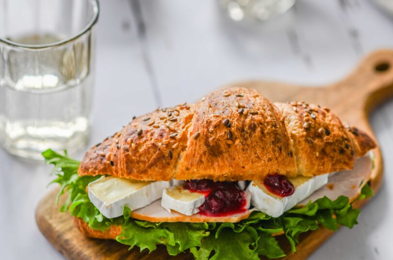 Croissant camembert juustu, kanafilee ja pohlamoosiga