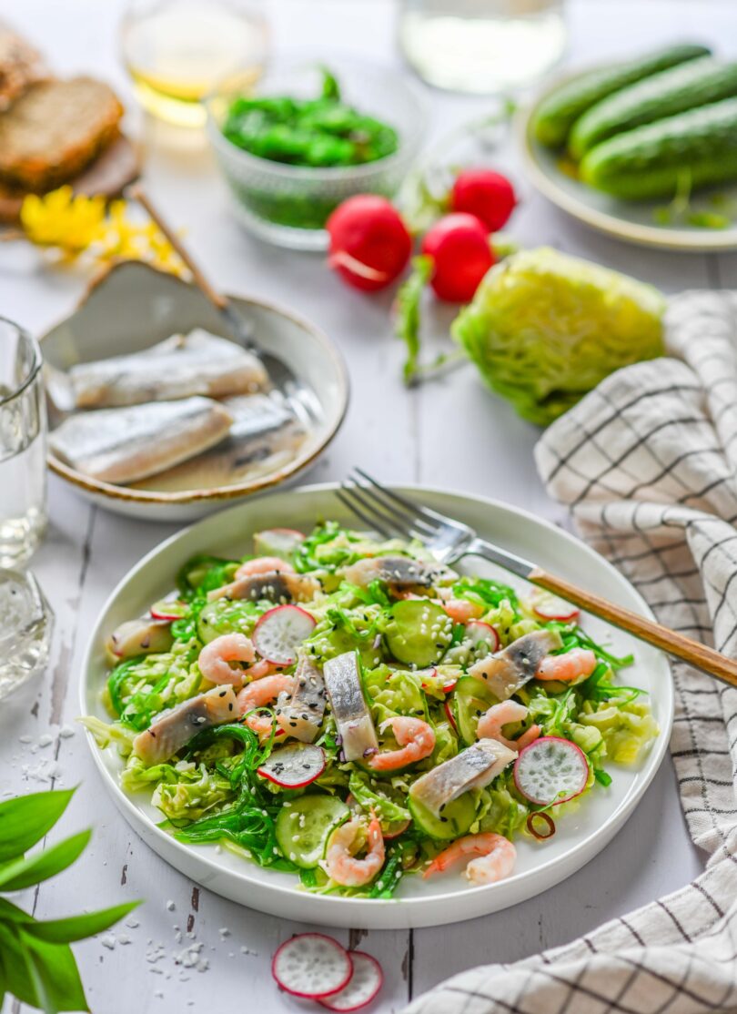 Noore kapsa ja wakame vetika salat heeringa ja krevettidega