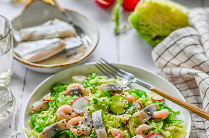 noore kapsa salat wakame, heeringa ja krevetiga Noore kapsa ja wakame vetika salat heeringa ja krevettidega