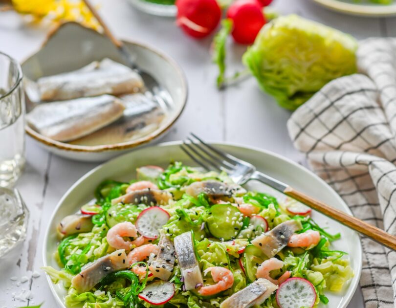 Noore kapsa ja wakame vetika salat heeringa ja krevettidega