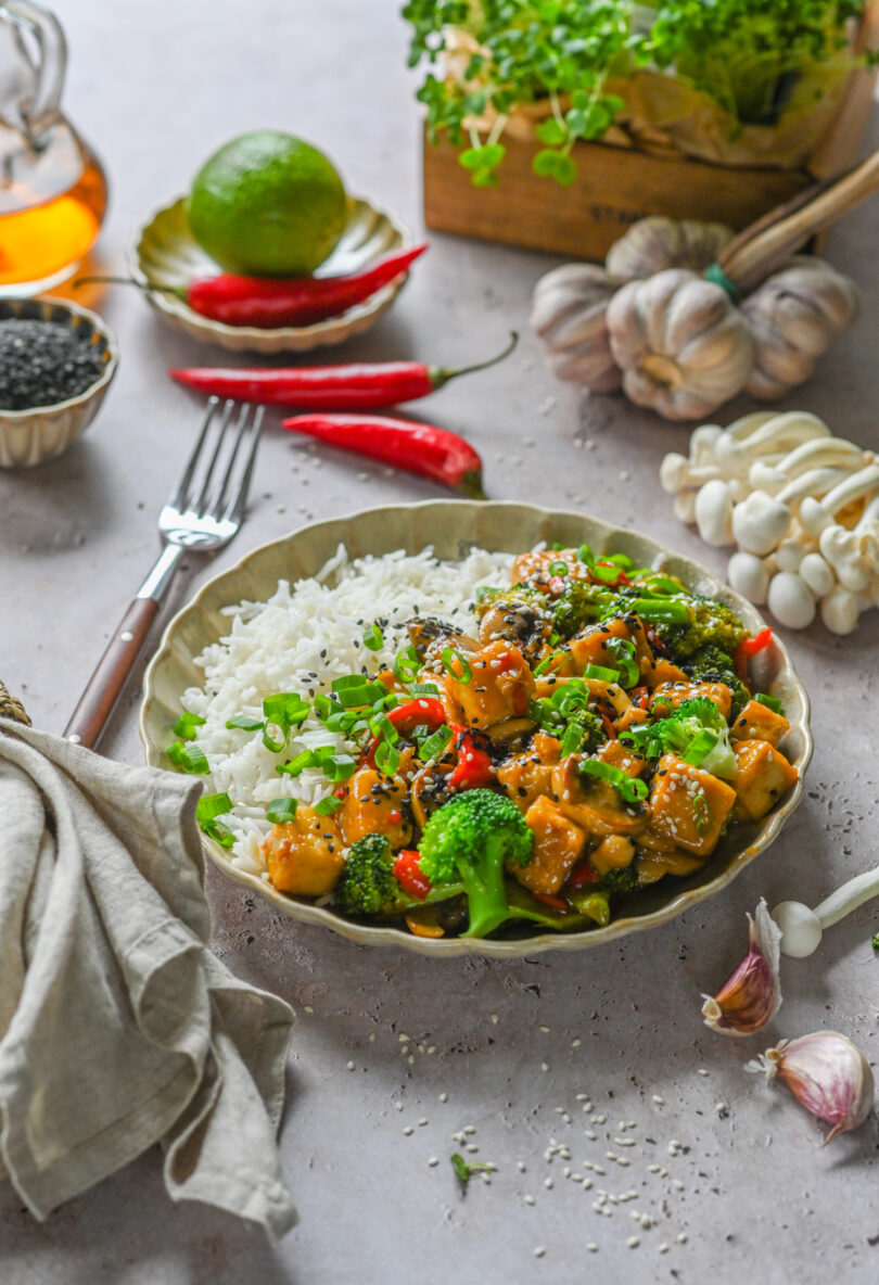 Vürtsikas kaste tofu, seente ja köögiviljadega