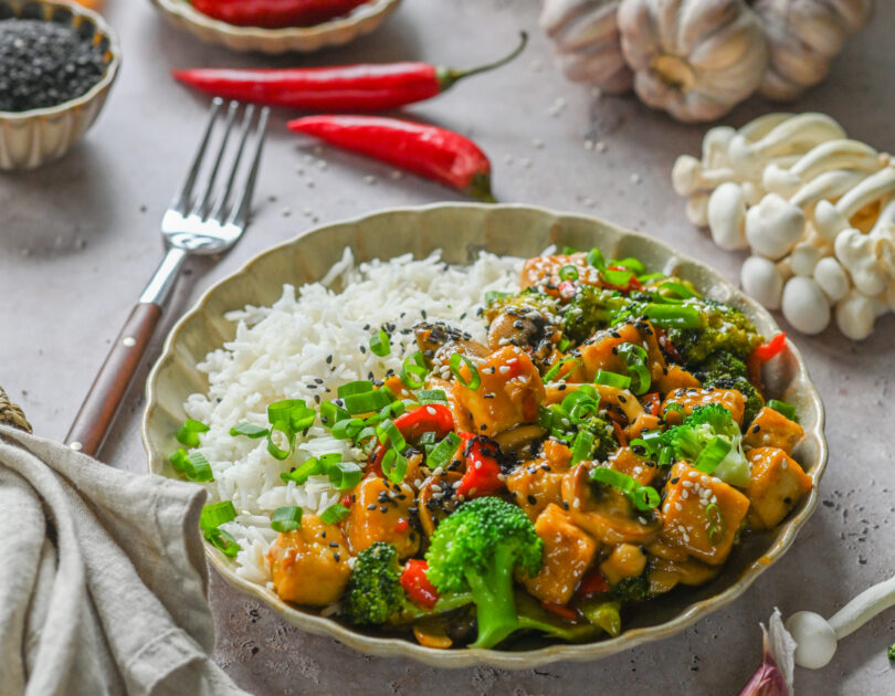 Vürtsikas kaste tofu, seente ja köögiviljadega