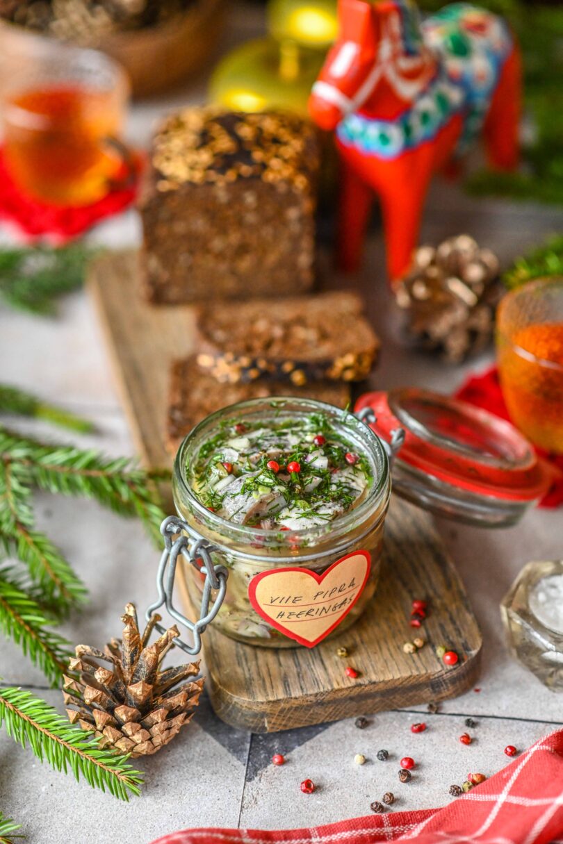 Heeringas viie pipra marinaadis