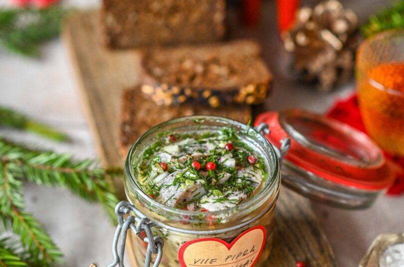 Heeringas viie pipra marinaadis