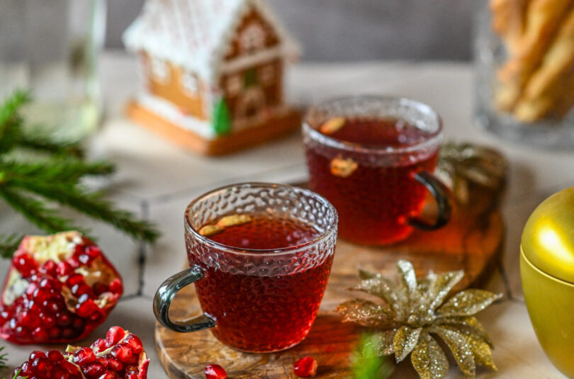 granaatõunajook kardemoniga soojad jõulumaitsed kruusis. Neli turgutavat kuuma jooki kraaniveest