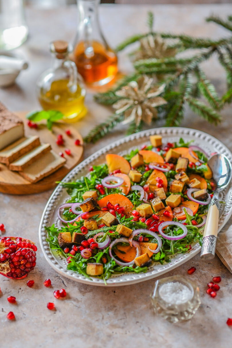 Värvikirev pühadesalat hurmaa ja tofuga