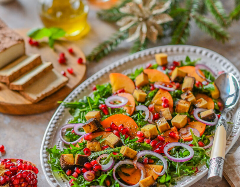 Värvikirev pühadesalat hurmaa ja tofuga