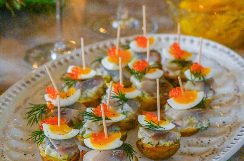 Heeringasalatiga täidetud krõbedad kartulilootsikud