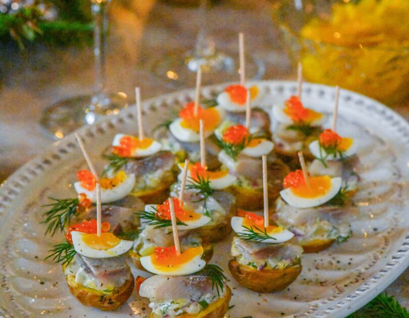 Heeringasalatiga täidetud krõbedad kartulilootsikud