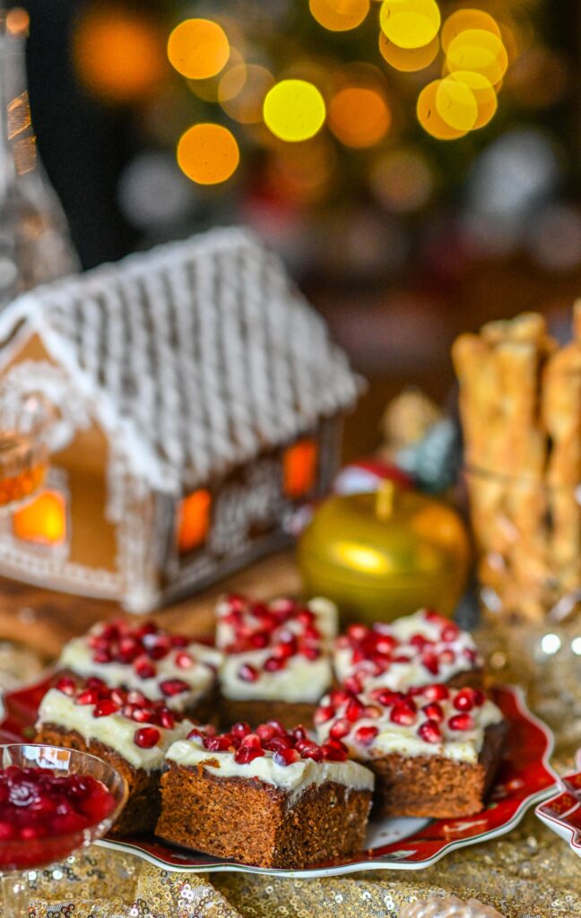 Piduroogade krooniks on alati magus käik ja kui vajad head ideed, mida jõulude ajal kohvilauale panna, siis kreemise katte all külluslik piparkoogibrownie on al