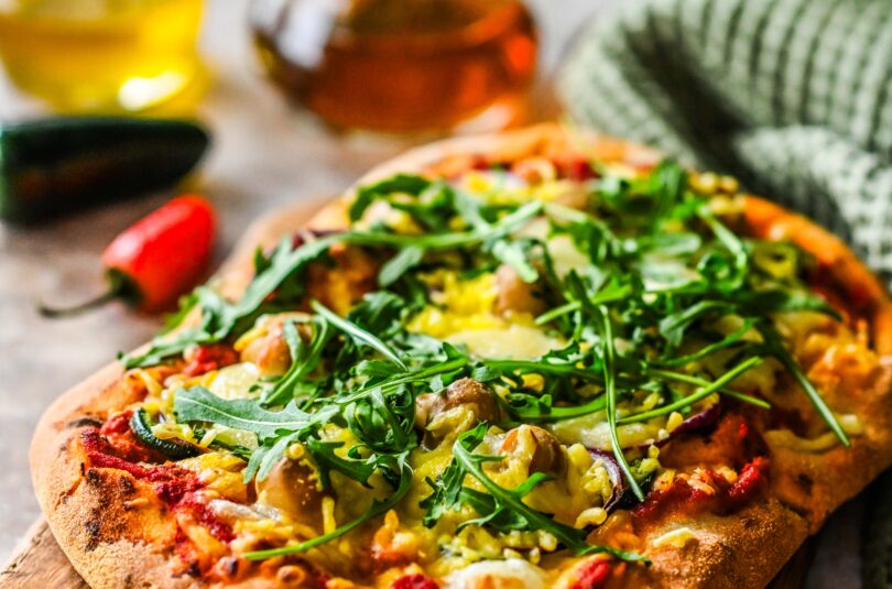 Vürtsikas pinsa seente ja taimse juustuga