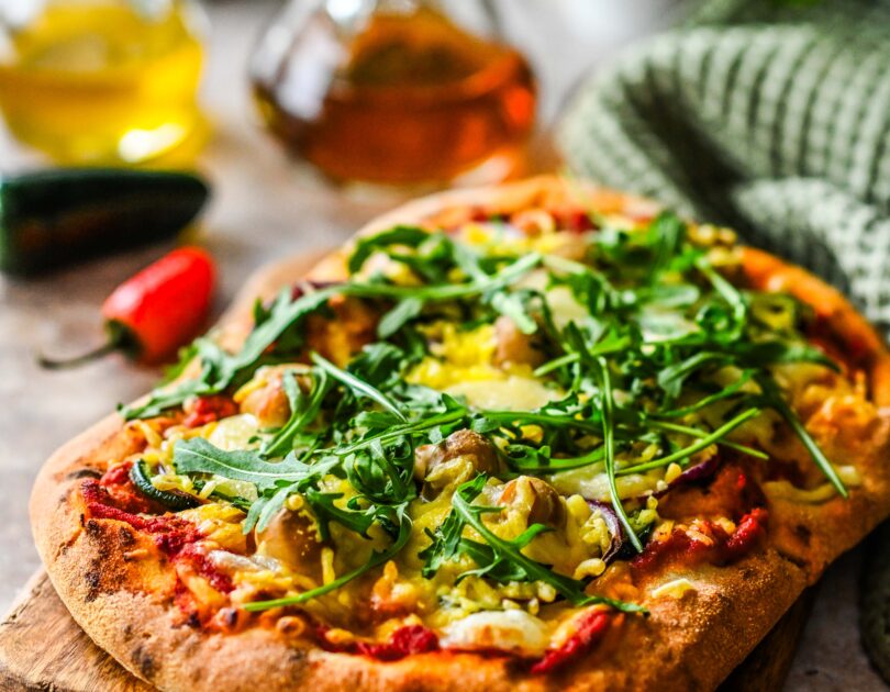 Vürtsikas pinsa seente ja taimse juustuga