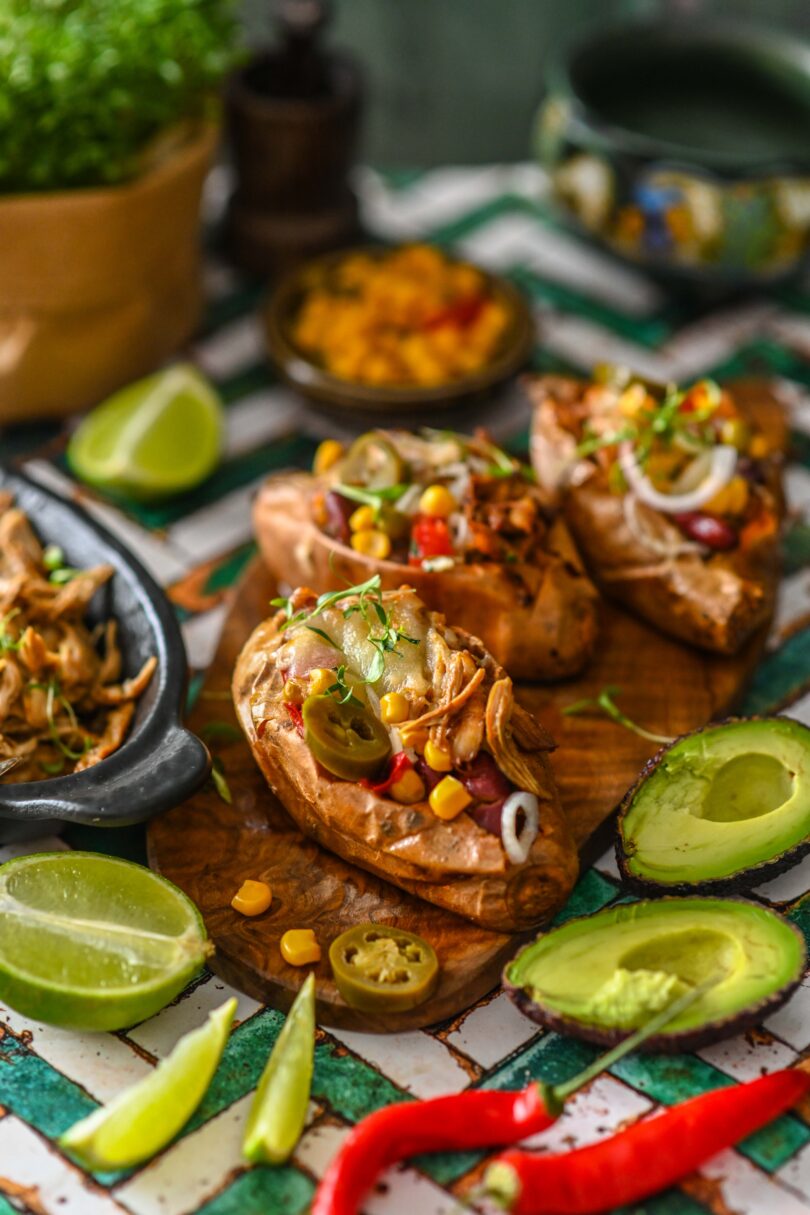 Laaditud ahjubataat rebitud kana ja tex-mex täidisega