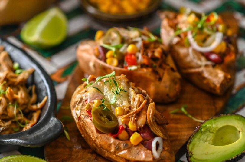 Laaditud ahjubataat rebitud kana ja tex-mex täidisega