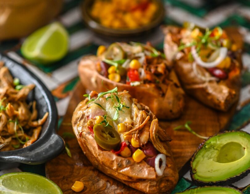 Laaditud ahjubataat rebitud kana ja tex-mex täidisega