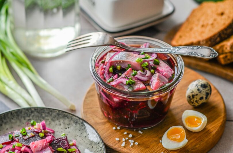 Peediga marineeritud heeringas