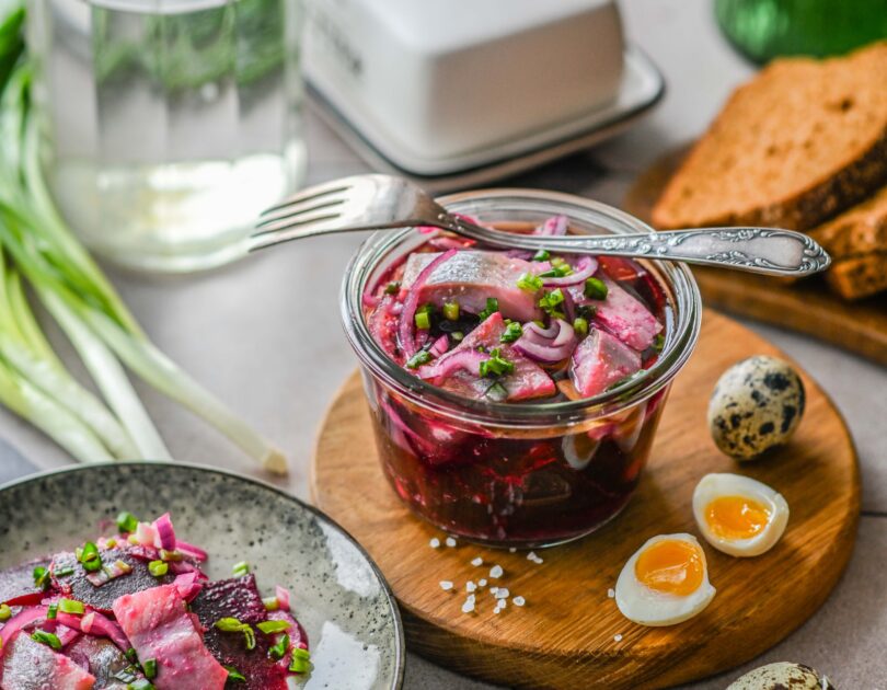 Peediga marineeritud heeringas