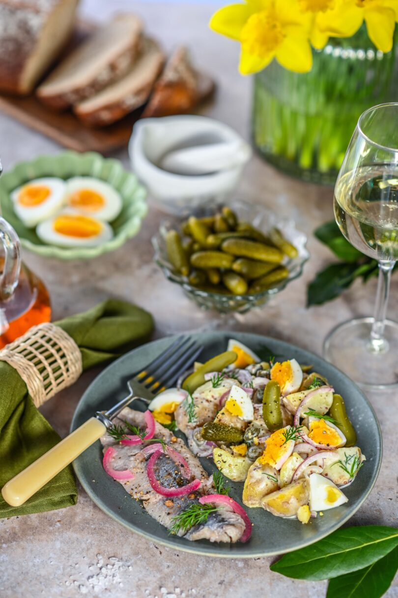 Valges veinis pošeeritud heeringafilee sinepise kartulisalatiga