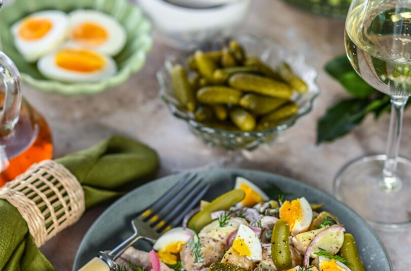 Valges veinis pošeeritud heeringafilee sinepise kartulisalatiga