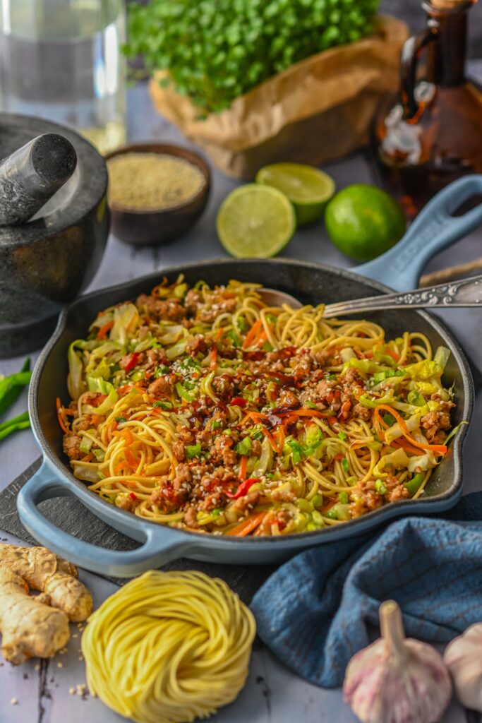 Noor erkroheline ja krõmpsuva ihuga kapsas on väga mõnus kui seda kergelt pannil vokkida ja munanuudlite ning hakklihaga kokku kombineerida. Sellise vokiroa puh