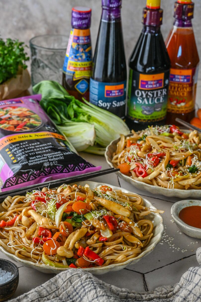 köögiviljavokk riisinuudlite ja seentega (8) Vokiroog riisinuudlite, seente ja köögiviljadega