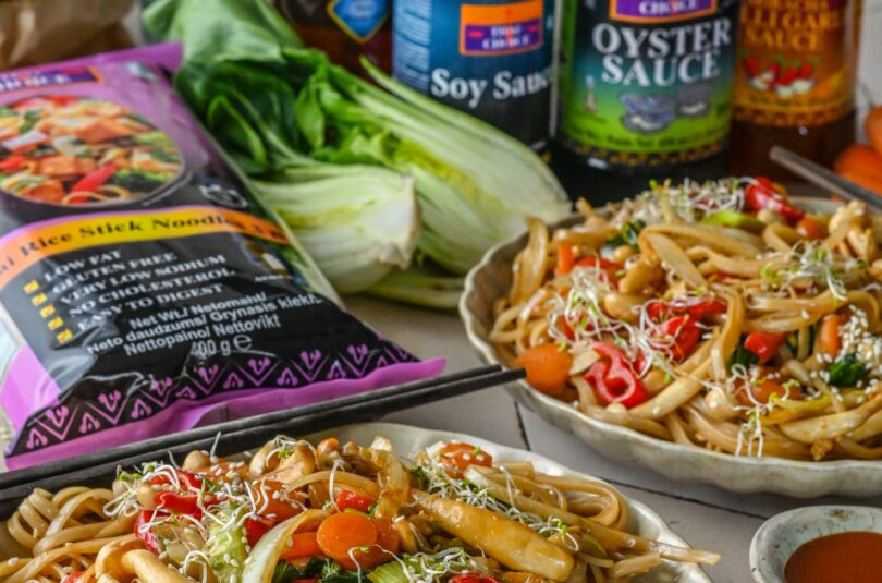 Vokiroog riisinuudlite, seente ja köögiviljadega