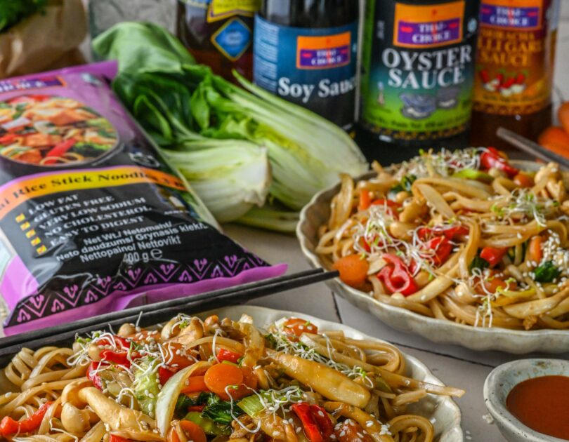 Vokiroog riisinuudlite, seente ja köögiviljadega