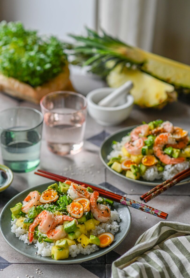 poke kauss krevettidega, ponzus marineeritud muna ja kurgi-ananassisalatiga (12) Kevadiselt kerge kauss krevettide, ponzuga marineeritud vutimuna ja kurgi-ananassisalatiga