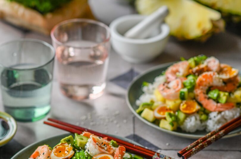 poke kauss krevettidega, ponzus marineeritud muna ja kurgi-ananassisalatiga (12) Kevadiselt kerge kauss krevettide, ponzuga marineeritud vutimuna ja kurgi-ananassisalatiga