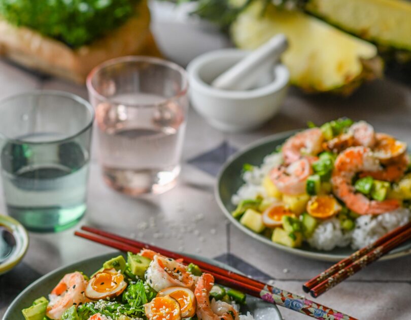 Kevadiselt kerge kauss krevettide, ponzuga marineeritud vutimuna ja kurgi-ananassisalatiga