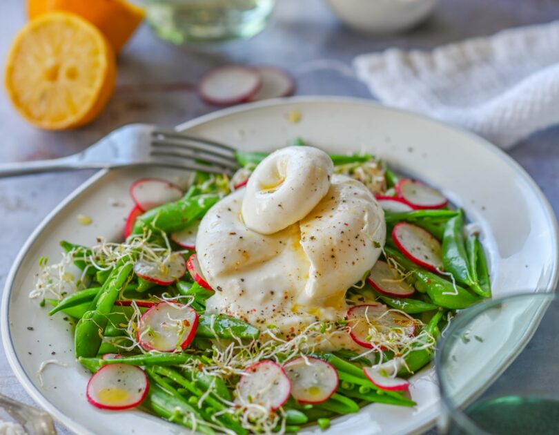 Kevadkerge salat burrata, suhkruherne ja redisega