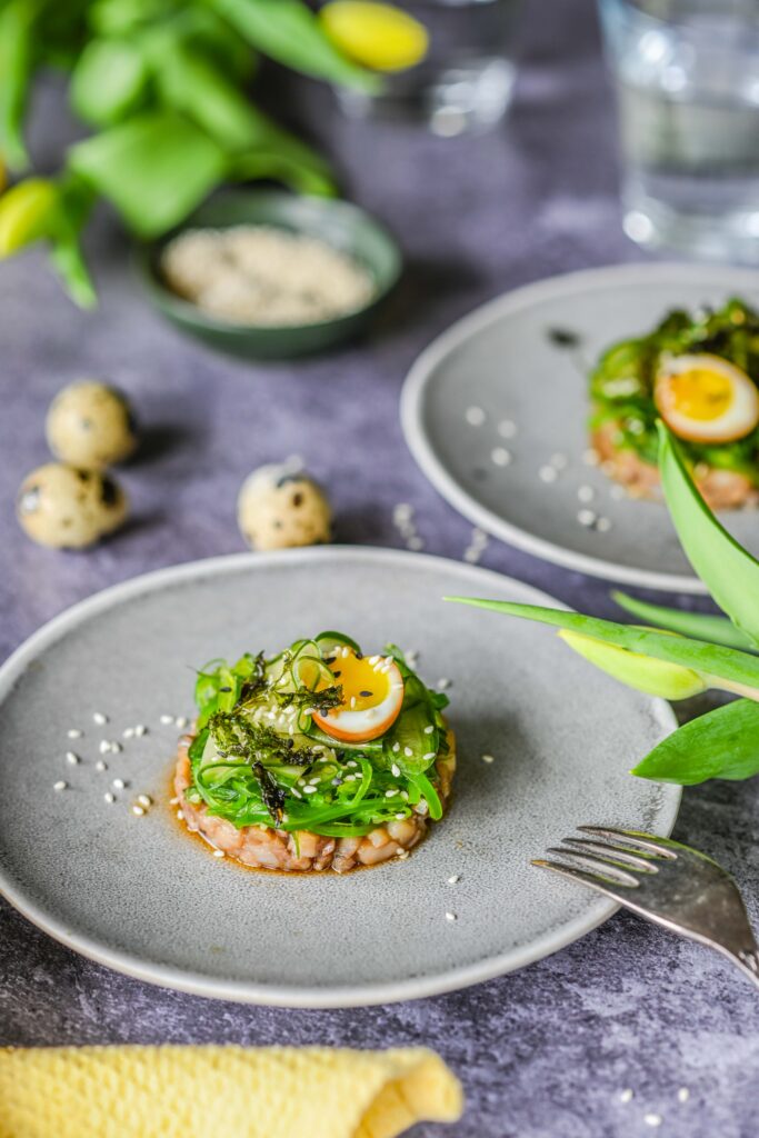 Pisut teismoodi heeringaroog, kus heeringa tartar on maitsetatud aasiapäraste maitsetega. Heeringa soolasust aitab siin tasakaalustada magusa alatooniga wakame 