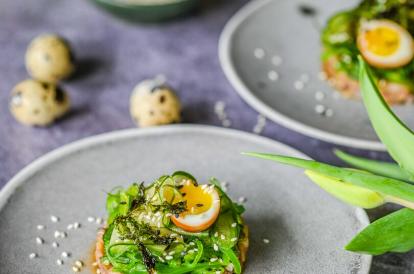 Aasia stiilis heeringa tartar vutimuna ja wakame vetikaga